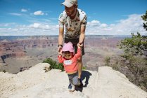 EUA, Arizona, Grand Canyon National Park, pai e bebê menina no miradouro, menina aprendendo a andar — Fotografia de Stock