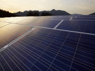 Austria, Tirol, planta solar al atardecer - foto de stock