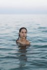 Mulher bonita na praia, nadando no mar — Fotografia de Stock