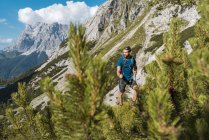 Österreich, Tirol, junger Mann wandert in den Bergen am Seebensee — Stockfoto