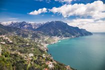 Itália, Campânia, Costa Amalfitana, Ravello, vista para a Costa Amalfitana e mar Mediterrâneo — Fotografia de Stock