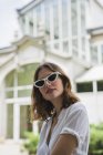 Jovem mulher passeando em Madrid, usando óculos escuros — Fotografia de Stock