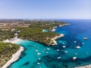 Spagna, Isole Baleari, Maiorca, Veduta aerea di Cala Mondrago e Playa Mondrago, Parco Naturale Mandrago — Foto stock