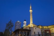 Albanien, Tirana, et 'hem bey Moschee, Uhrturm und Gezeitenturm zur blauen Stunde — Stockfoto