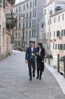 Італія, Венеція, щаслива пара, що ходить містом. — стокове фото