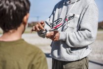 Vater und Sohn fliegen Drohne — Stockfoto