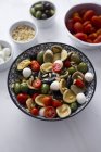 Orecchiette mediterránea con tomate, aceitunas, mozzarella - foto de stock
