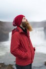 Ісландія, північ Ісландії, молода людина з закритими очима — стокове фото