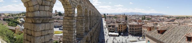 Spanien, Kastilien und León, Segovia, Panoramablick auf Segovia und Aquädukt — Stockfoto