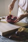 Preparazione di ravioli di barbabietola con salvia e burro, sbattendo il ripieno — Foto stock