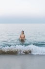 Mulher bonita na praia, nadando no mar — Fotografia de Stock