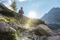 Áustria, Tirol, Jovem caminhando em montanhas rochosas — Fotografia de Stock