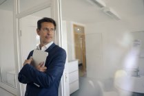 Erfolgreicher Geschäftsmann mit Laptop im Amt — Stockfoto