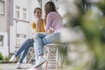 Deux copines se rencontrent dans un café, parlant — Photo de stock