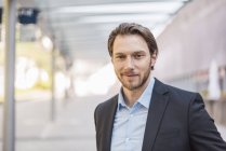 Retrato de empresario confiado al aire libre - foto de stock