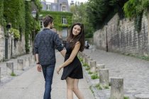 Франція, Париж, молода пара в провулку в районі Монмартр — Stock Photo