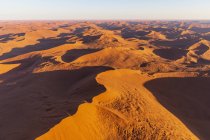 África, Namíbia, Deserto do Namib, Parque Nacional Namib-Naukluft, Vista aérea das dunas do deserto — Fotografia de Stock