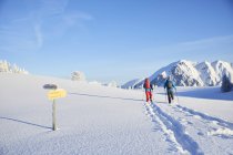 Austria, Tirolo, coppia racchette da neve — Foto stock