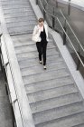 Fiduciosa donna d'affari che cammina di sotto in città — Foto stock