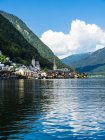 Austria, Salzkammergut, Lago Hallstatt con Hallstadt - foto de stock