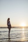 Schöne blonde Frau im Ozeanwasser bei Sonnenuntergang — Stockfoto