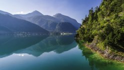 Austria, Tirolo, Lago d'Achensee al mattino, Veduta di Klobenjoch, Hochiss e Seekarspitze — Foto stock