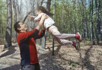 Батько і дочка веселяться у парку — стокове фото