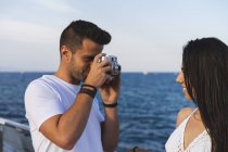 Молода романтична пара фотографує море. — стокове фото