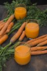 Три склянки свіжого морквяного соку і моркви — стокове фото