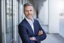 Porträt eines Geschäftsmannes mit blauem Anzug und Armbanduhr — Stockfoto
