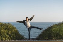 Іспанія, молода людина стрибає в повітрі на пляжі — стокове фото