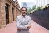 Портрет бородатого бизнесмена — стоковое фото