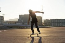 Young man riding skateboard in the city — Stock Photo