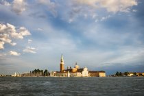 Italia, Venezia, San Giorgio Maggiore alla luce della sera — Foto stock