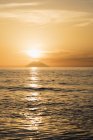 Italia, Calabria, Tropea, Mar Tirreno, Veduta dell'isola vulcanica Stromboli contro il sole — Foto stock