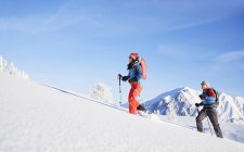 Autriche, Tyrol, couple raquettes — Photo de stock