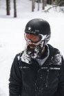 Verschneiter junger Mann in Skibekleidung schaut zur Seite — Stockfoto