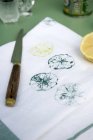 Impresión textil con mitades de limón - foto de stock