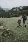 Австрія, Форарльберг, Мелнау, мати і малюк в поїздці в горах — стокове фото