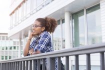 Ritratto di giovane donna afroamericana con gli occhiali — Foto stock