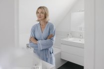 Portrait de femme mature confiante dans la salle de bain — Photo de stock