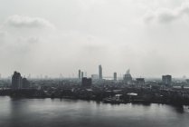 Thailandia, Bangkok, skyline con il fiume Nam Chao Phraya in primo piano — Foto stock