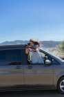 Щаслива жінка, спираючись з вікна автомобіля, фотографувати — стокове фото