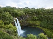 США, Гавайи, Кауаи, водопад Вайлуа в утреннем свете — стоковое фото