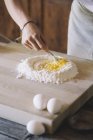 Mujer preparando pasta masa, harina y huevos - foto de stock