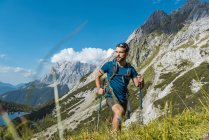Österreich, Tirol, junger Mann wandert in den Bergen am Seebensee — Stockfoto