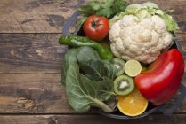 Vari tipi di frutta e verdura con vitamina C in pentola — Foto stock