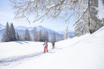 Österreich, Tirol, Paar Schneeschuhwandern — Stockfoto