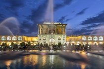 Иран, Исфахан Провинция, Исфахан, Aali Qapu Palace at blue hour — стоковое фото