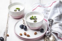 Ajo Blanco, gazpacho blanco, sopa fría española, almendras y uvas azules - foto de stock